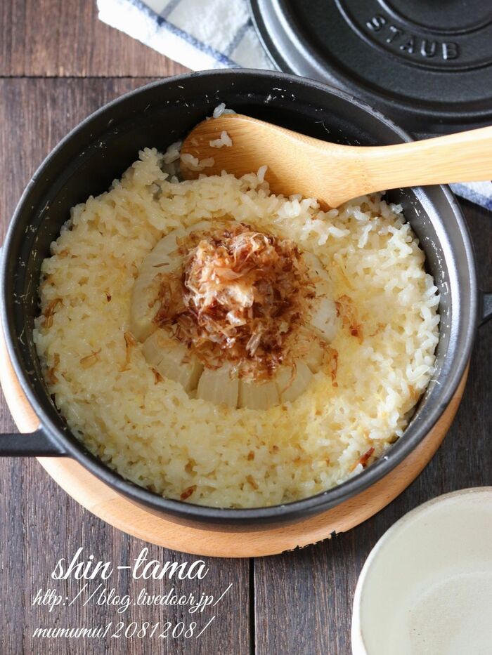 生姜香る・丸ごと新玉ねぎの炊き込みご飯。