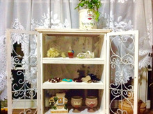 100均材料でシャビーなアイアン扉付きシェルフをDIY♪