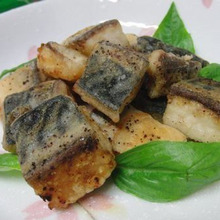 フライパンで皮パリ♪ つまめる☆ コロコロさばのスパイシー焼き