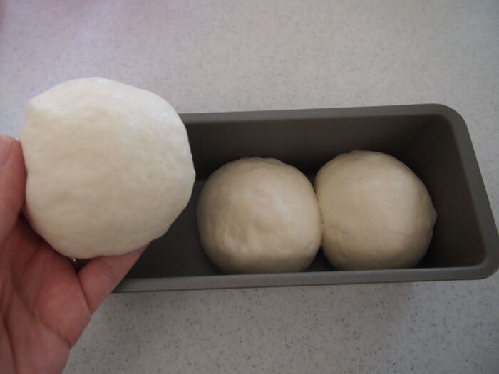 ⑧丸め直して、生地を型に入れます