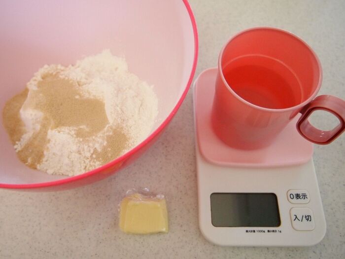 ①材料を計量します