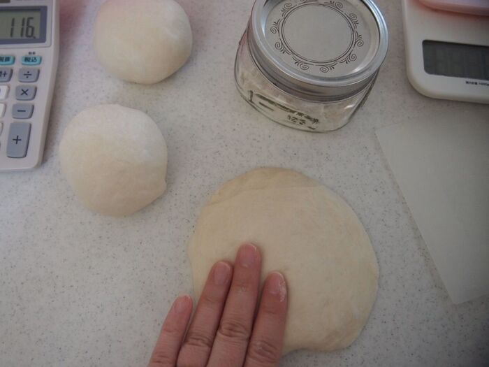 ⑦ガスをぬいてまるめたら15分休ませます