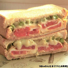 アスパラとトマトオムレツのチーズサンド