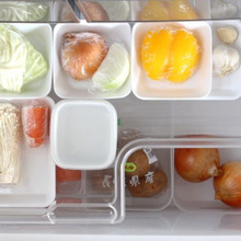 【冷蔵庫】ぴったり仕切れて食品ロスなし!セリアのトレーで野菜室収納