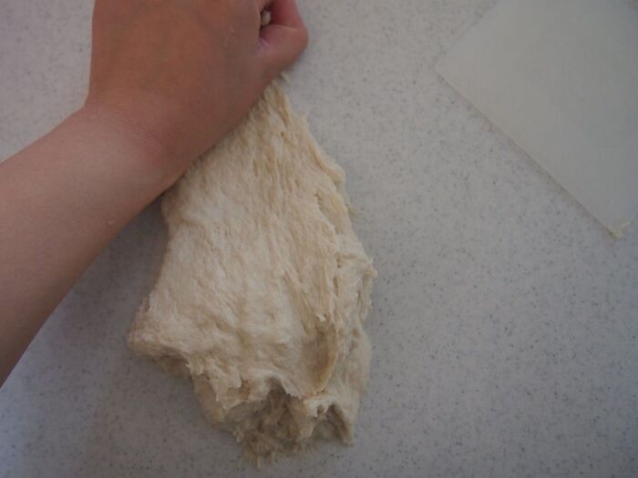 ③生地を約6~8分こねます