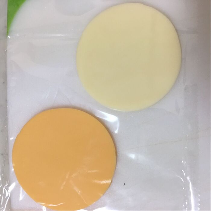 チーズを準備して、はんぺんと同じ形で抜く