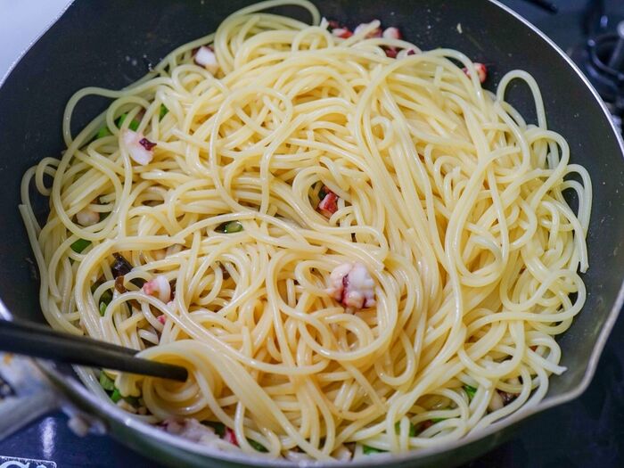 茹でたパスタを炒めます