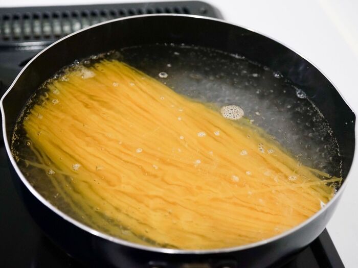 パスタを茹でます