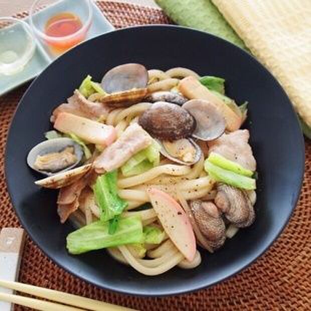 おうちでアウトドア気分!簡単お外ごはん「焼きちゃんぽんうどん」