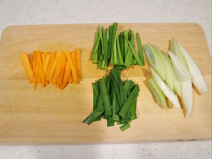 野菜の下準備をします。
