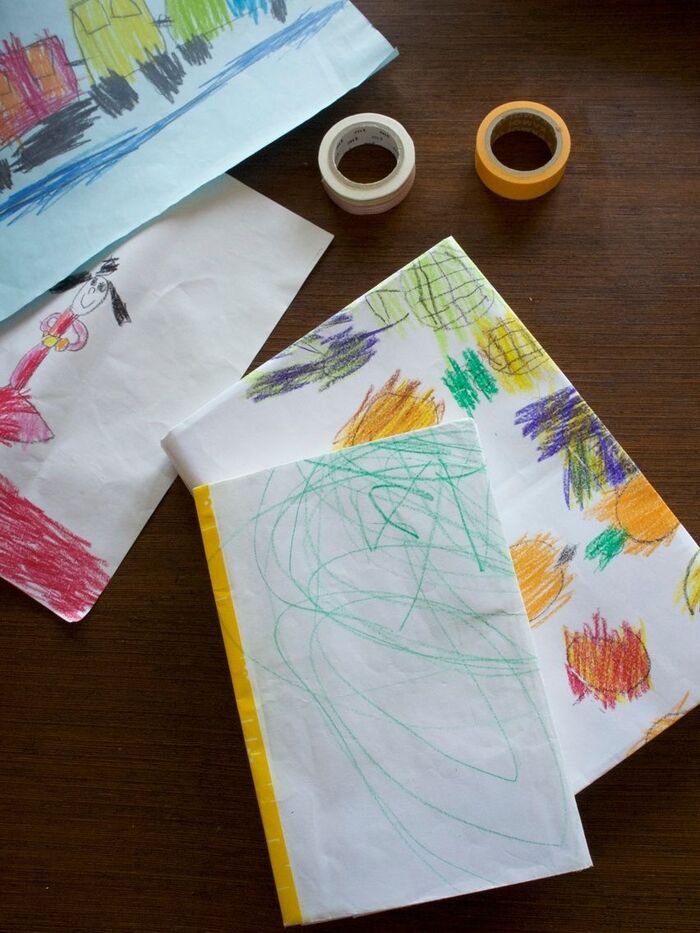 飾るまでいかないけれど、という子どもの絵も活用 手作りブックカバー
