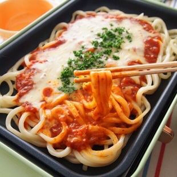 おうちでアウトドア気分!簡単お外ごはん「鉄板チーズミートソースうどん」