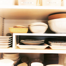 ニトリウォールシェルフと100均トレーでちょっと素敵風食器棚