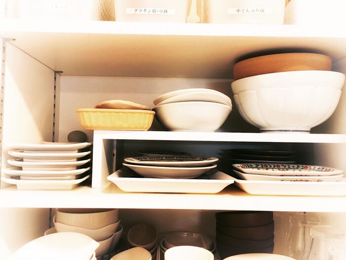 ニトリウォールシェルフと100均トレーでちょっと素敵風食器棚