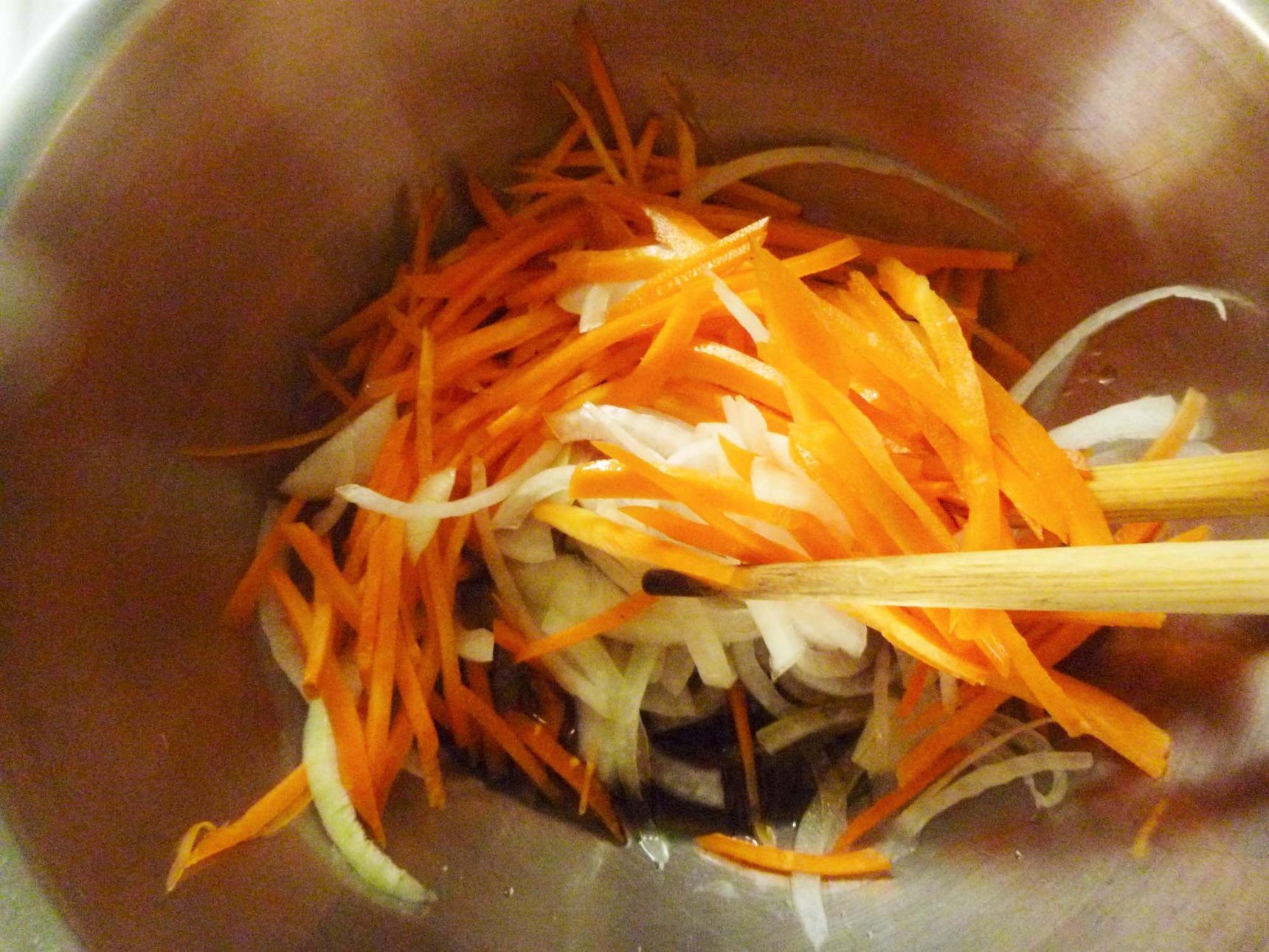 エスニックな野菜のソースを作る。