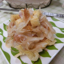 水にさらさない♪ 新玉ねぎとカリカリ油揚げのおかか梅ポンサラダ