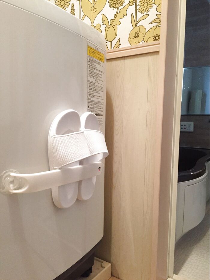 省スペースですぐ乾く、浴室スリッパ置き場