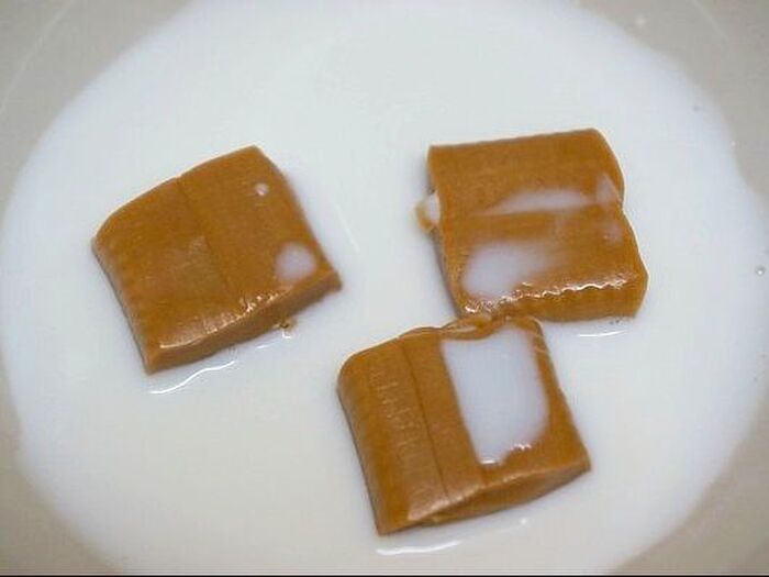 2.キャラメルを溶かす。