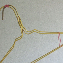 ワイヤーハンガーと輪ゴムだけで☆ 洗濯物が飛びにくい!乾きやすい!