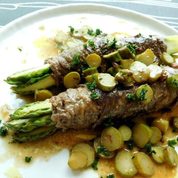 ボリュームばっちり!お味もばっちりなアスパラガスの牛肉巻き 白ワインソース
