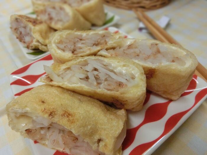 チーズとかつお節をからめて♪ 油揚げの新玉ねぎ包み焼き