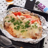 おうちでアウトドア気分!簡単お外ごはん「豚ばらトマトのホイル焼きライス」