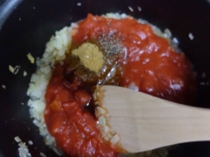 トマト缶を加え煮る