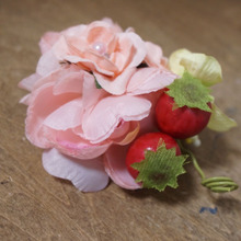 100均のイチゴを髪飾りに