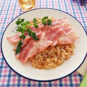 おうちでアウトドア気分!簡単お外ごはん「ガリバタベーコンライス」