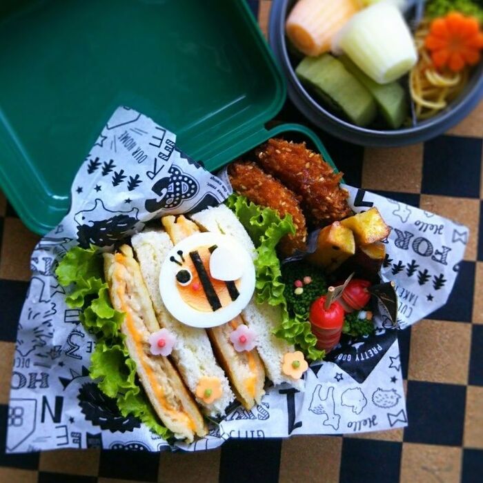 《キャラ弁》 ホットサンドの蜜蜂弁当♪