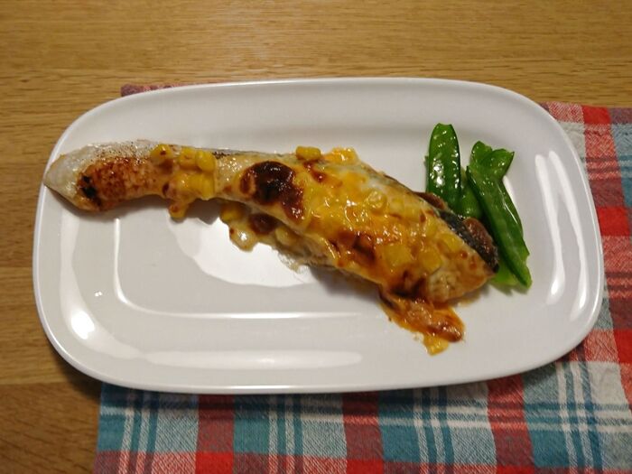 給食メニューから、自作(笑)鮭の味噌マヨチーズ焼き~コーンのせ~