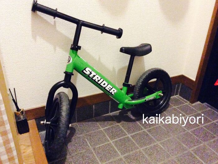 壁に立てかけてるストライダーを110円でぐらつかせなくする方法