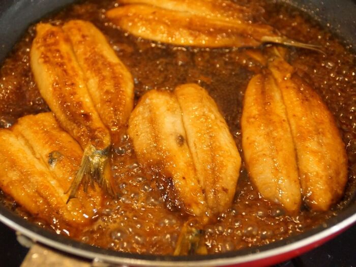 タレをからめる