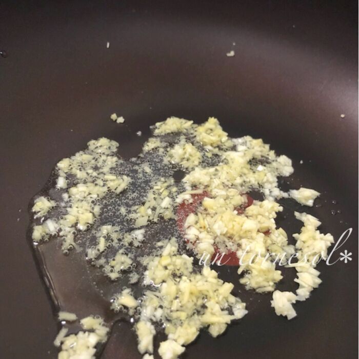 ③片栗粉をまぶして、旨味を閉じ込めて!