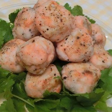 黒胡椒をピリッときかせて☆ カリふわ♪ 鮭とはんぺんボール