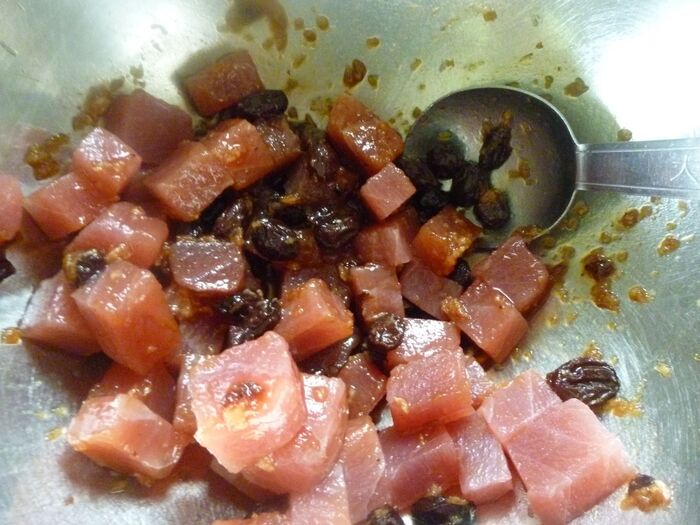 マグロを半分叩いて半分角切り。