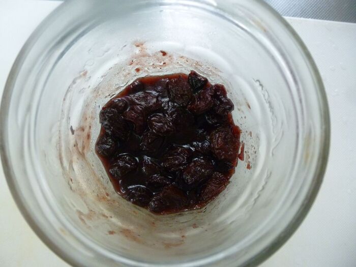 Aの材料で赤ワイン漬けレーズンを作る。