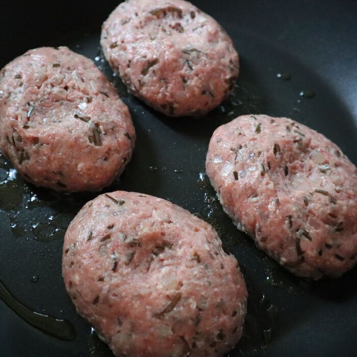 ハンバーグを焼く。