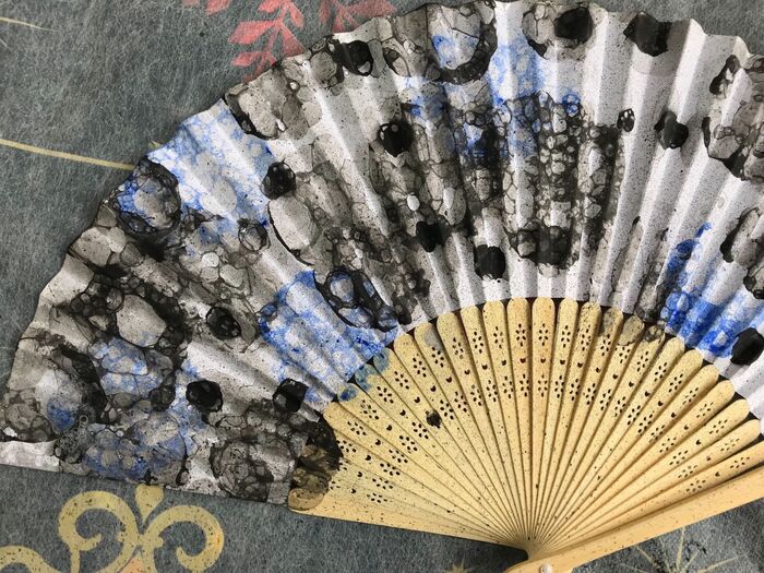 ストローで吹いてみたり