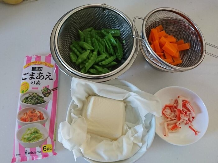 野菜を切って、茹でる。