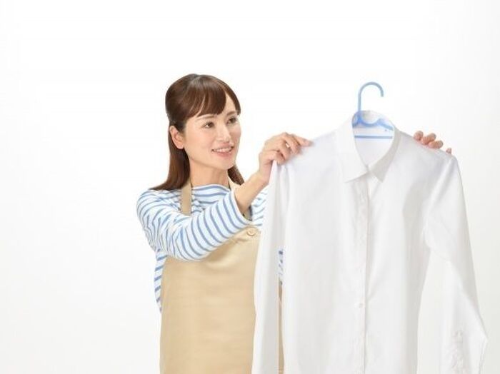 おろしたての白さよ甦れ!Yシャツの黄ばみを落とす洗濯法とは