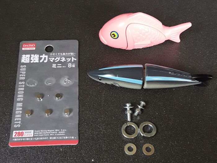 2、魚のオモチャを加工する。