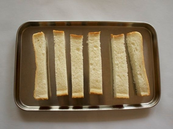 1　食パンを切って乾かします。