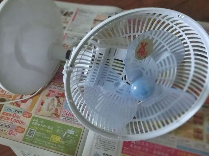 羽根を重曹水で拭く