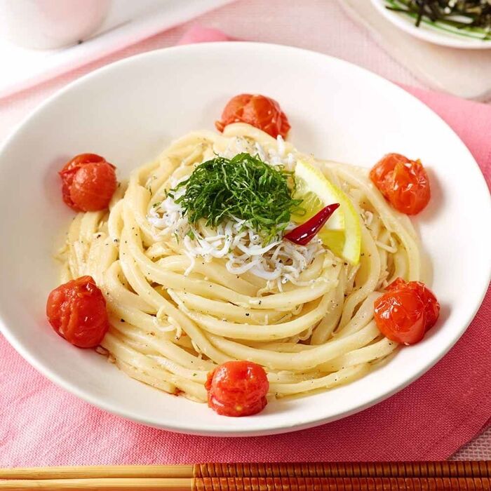 うどんでパスタ♪「しらすとトマトのペペロンチーノ」