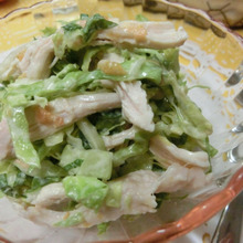 蒸し鶏入りでボリューミー♪ 梅しそチキンコールスロー