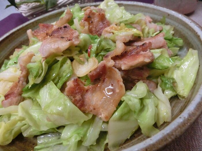 蒸し焼きがポイント♪ 豚バラと春キャベツのうま塩炒め