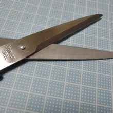 ガムテープでベトベトになったハサミを、一瞬でよみがえらせる!