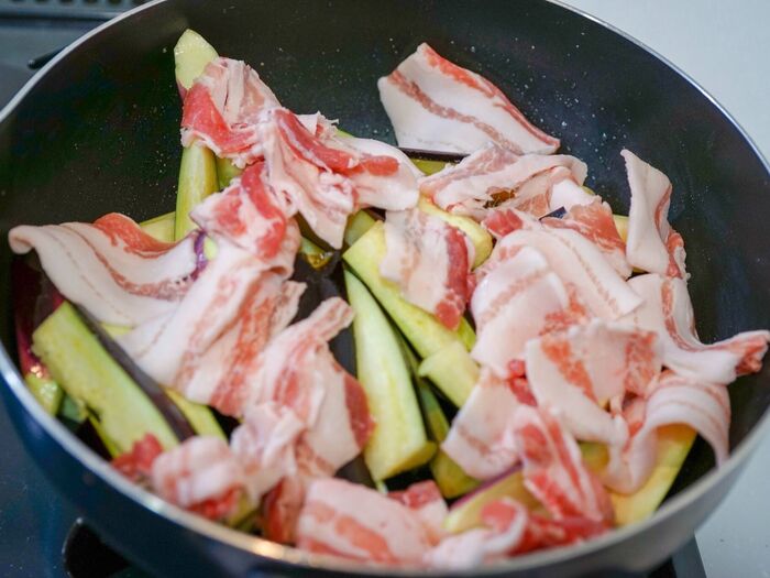 豚肉は切ってバラバラにして入れる