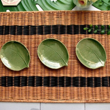 エキゾチックな雰囲気を醸し出す葉っぱプレート